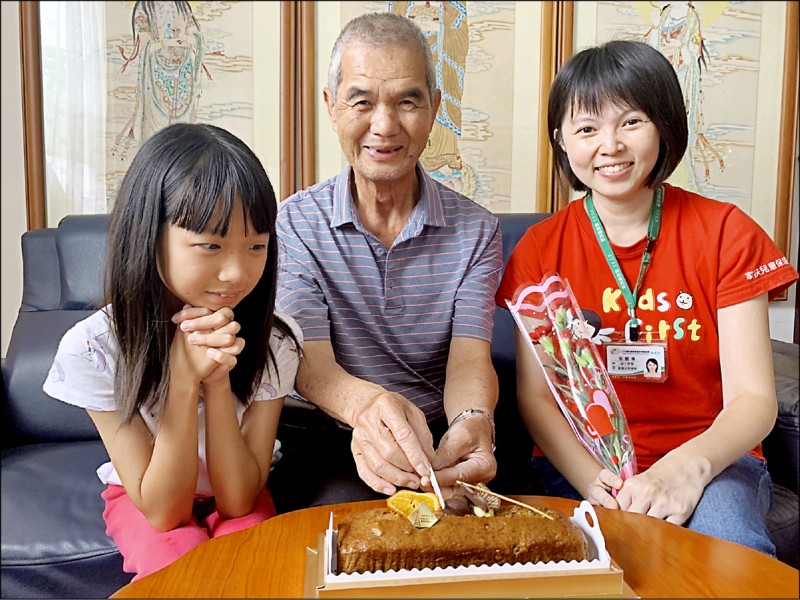 七十一歲老農戴明世（中）在孫女陪同下，切蛋糕慶祝母親節。（記者王善嬿攝）