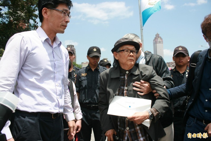 高齡82歲的民進黨大老張俊宏，去年3月因案未入監服刑被台北地檢署發布通緝，上週五（3日）早上，張俊宏突然前往總統府，聲稱要向總統府秘書長陳菊投案，但他沒見到陳菊就因身體不適被送往振興醫院；據悉，張俊宏今天已出院，檢警已將他逮捕發監台北監獄。（資料照）