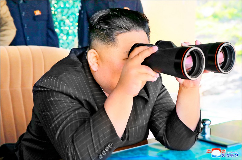 北韓國務委員會委員長金正恩九日在一座掩體，用望遠鏡觀看兩枚飛彈的發射過程。地點應是該國平安北道龜城市。
（美聯社）