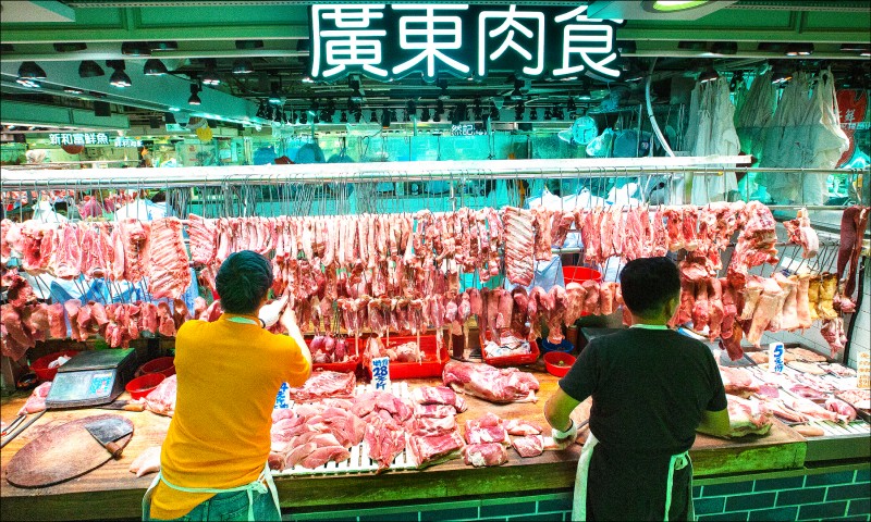 香港十日證實出現首宗非洲豬瘟病例，受感染病豬來自廣東省的豬隻養殖場。圖為香港將軍澳一處豬肉攤。
（歐新社檔案照）
