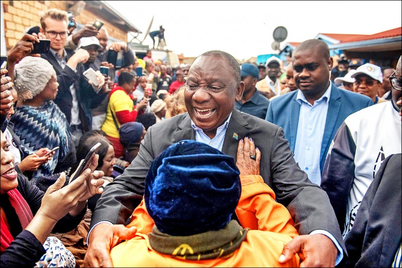 南非總統拉馬福薩八日返回該國最大黑人城鎮索維托投票，受到當地居民熱烈歡迎。（法新社）
