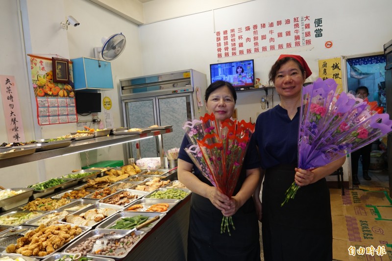 彰化市天祥路一家自助餐，今天只要點餐，就送康乃馨。（記者劉曉欣攝）