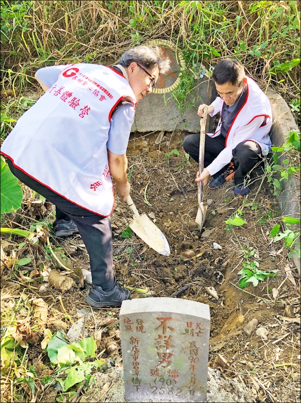 善願愛心協會替獨居身亡的婦人滿淑免費殮葬，並求助尋人高手找到離散43年的子女。圖為善願起掘無名屍，免費殮葬，與新聞無關。（記者吳仁捷翻攝）