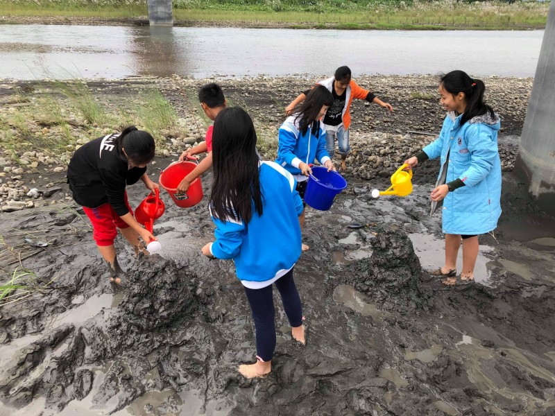 七賢國小推動特色教學，因校園鄰近蘭陽溪，廣大溪床成為最大教學場域，成為該校最大特色。（記者張議晨翻攝）