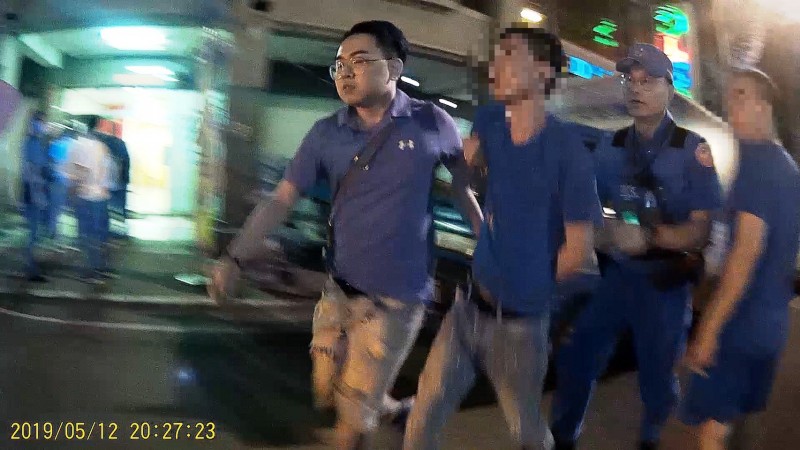 警方帶回李男偵辦。（記者陳文嬋翻攝）