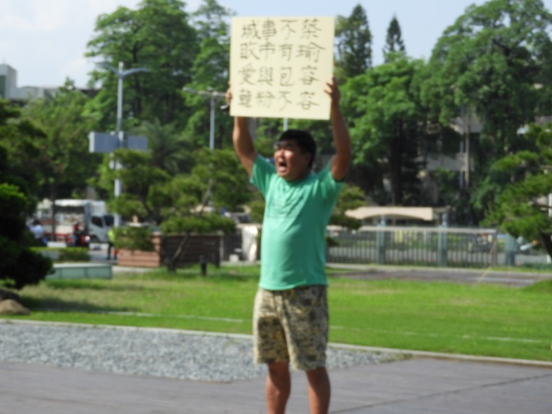 薛姓男子在議會前，抗議韓國瑜「城事不築，敗市有瑜」。（民眾提供）