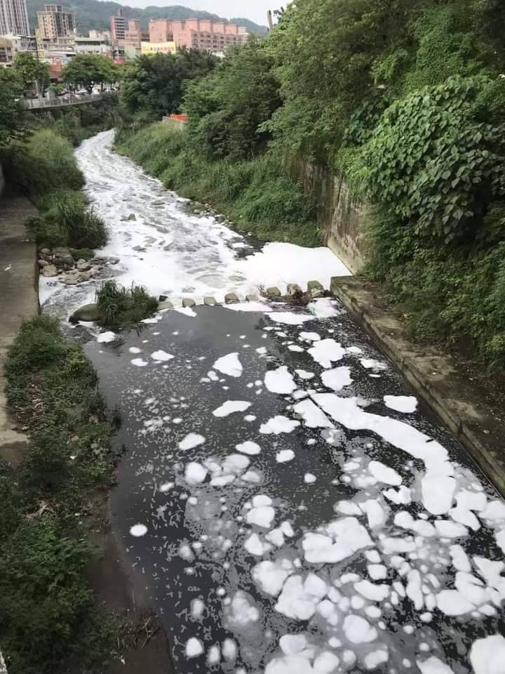 民眾發現鶯歌國小後方的溪流充滿白色泡沫，懷疑是遭人偷排廢水，目前新北市環保局查緝來源。（新北市議員蘇泓欽服務處提供）