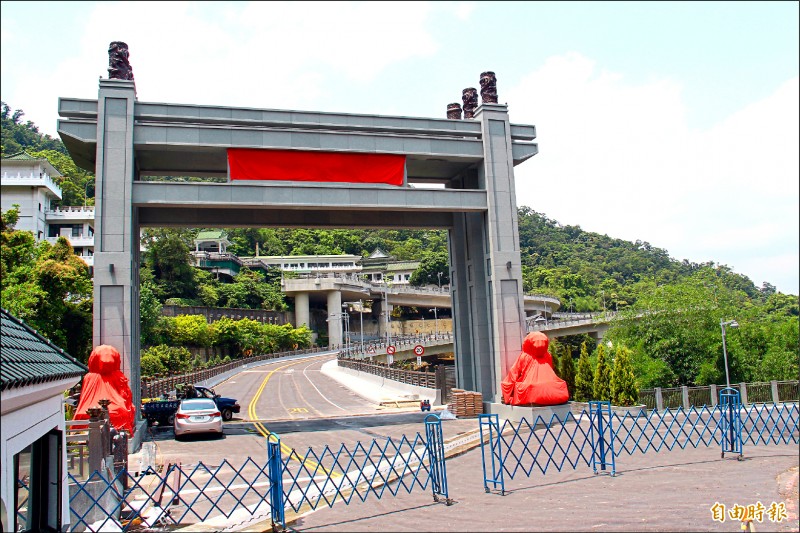 承天禪寺新建的陸橋，方便民眾開車、走路上山禮佛。（記者邱書昱攝）