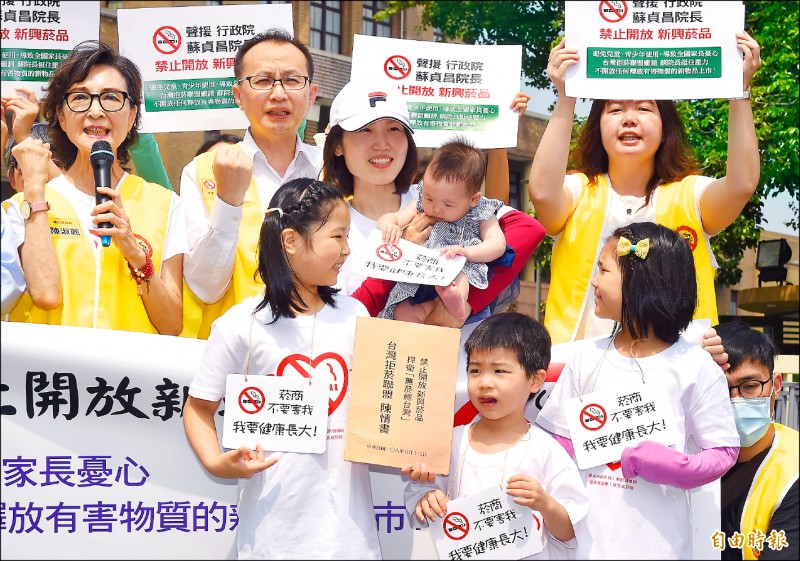 台灣拒菸聯盟昨前往行政院陳情，呼籲政府切勿開放新興菸品，以免犧牲國人健康。（記者廖振輝攝）
