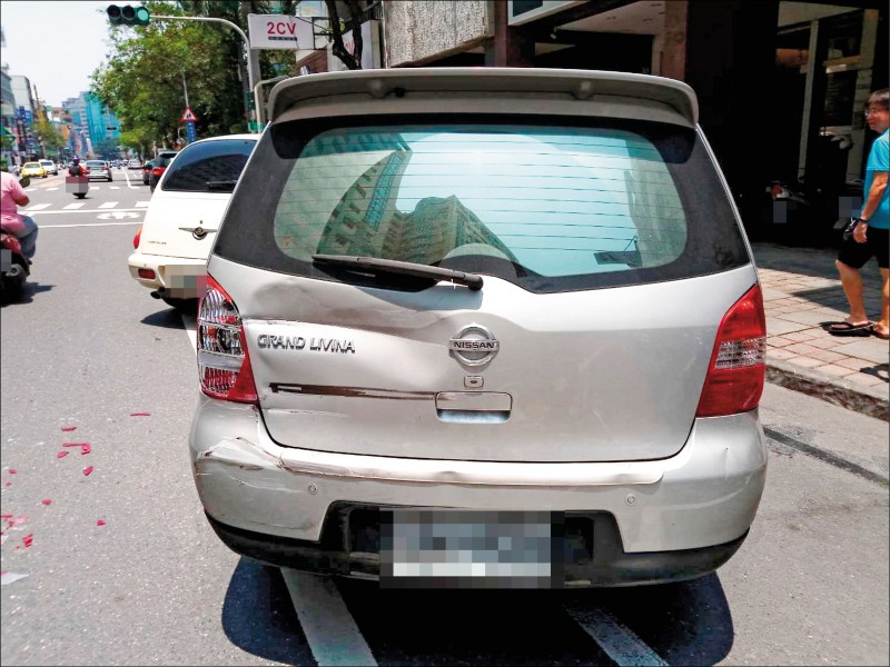 車子左後方被撞凹，旁邊地面還留有車燈殼碎片。（車主提供，記者劉婉君翻攝）