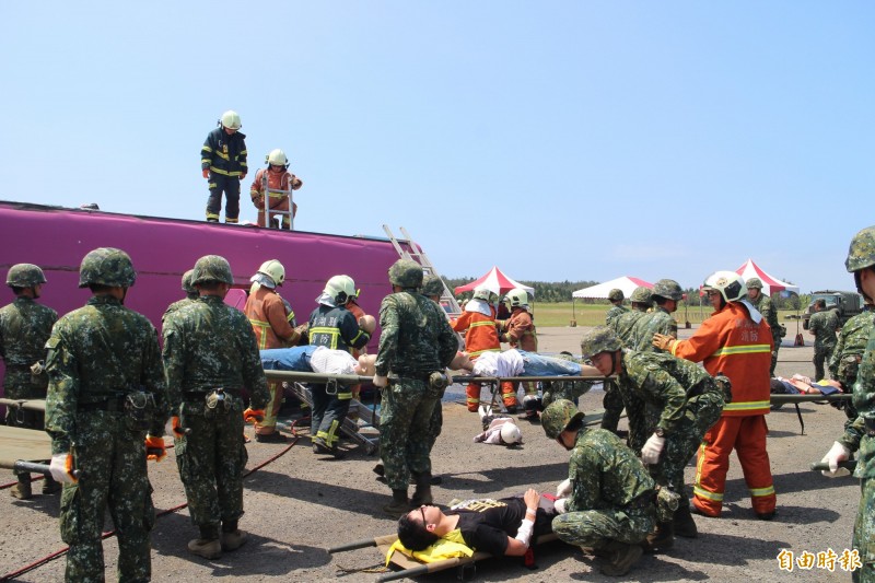 澎防部出動官兵，支援重大陸上交通事故災害防救演習。（記者劉禹慶攝）