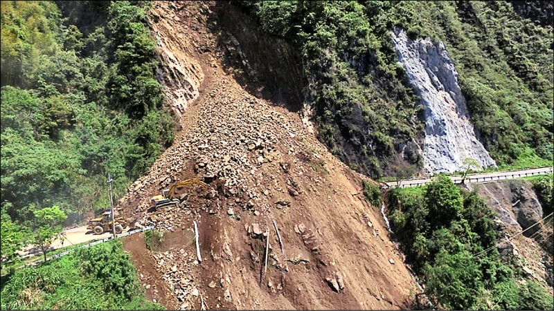 台十八線阿里山公路發生大規模落石崩坍，土方量達七千立方公尺，景象駭人。（記者劉濱銓翻攝）