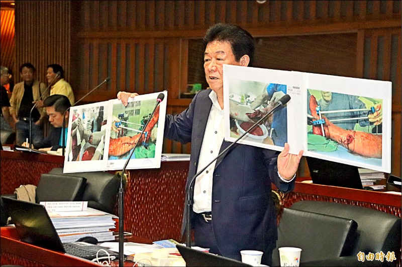 林姓老翁去年在宜蘭市女中路騎乘機車，左小腿遭後方機車撞斷，因警初判認定，林翁需負百分百肇責，而領不到保險賠償金，昨縣議會單位質詢，議員黃浴沂痛批不合理。（記者林敬倫攝）