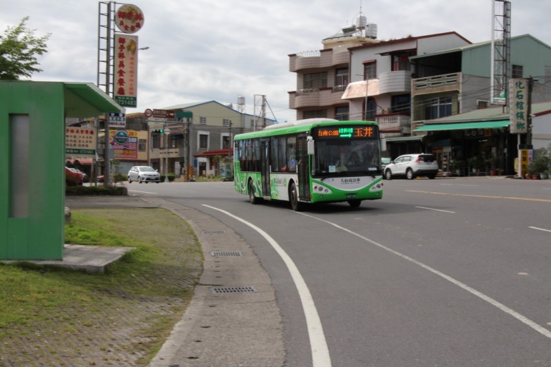 南市交通局安排綠幹線周末加密班次，提供民眾搭公車到左鎮化石園區參訪便利。（記者洪瑞琴翻攝）