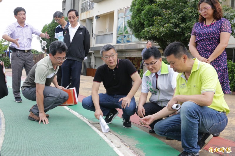 立法院副院長蔡其昌（前排左二）會勘東山國小操場。（記者張軒哲攝）