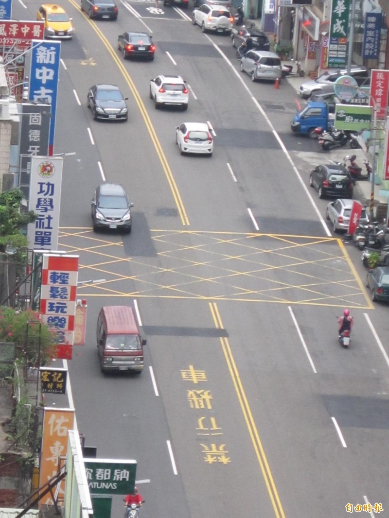 桃園市預估六月底將全面取消四線道內側車道禁行機車規定。（記者謝武雄攝）