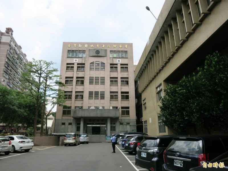 新北地檢署依傷害、恐嚇取財罪嫌起訴23歲的黃男，阿德與小六男童則移送新北地院少年法庭審理。（記者陳慰慈攝）