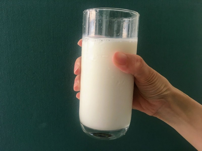夏天高溫溼熱環境，容易造成鮮奶變質，鮮乳包裝所示效期，是指未開封狀態，不是開封後還能放到效期。（記者劉濱銓翻攝）
