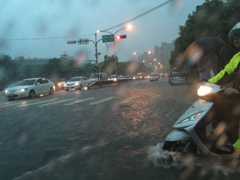 竹北福興東路與自強一路口積水。（前竹北市代余政達提供）