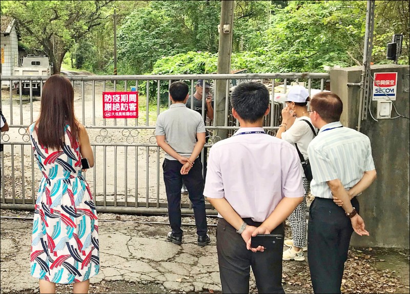 集集鎮公所近日前往養豬場關心廚餘臭味問題，卻遭業者以防疫為由拒絕，惟場內人員也未穿防護衣，令公所不滿。（記者劉濱銓翻攝）