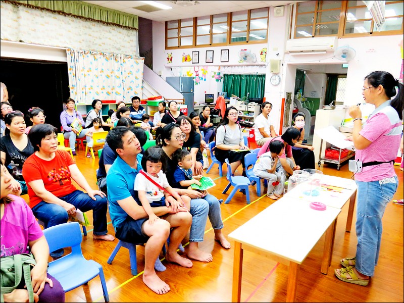 宜蘭縣一○八學年度公立幼兒園昨開放抽籤，錄取率約七成，讓家長搶破頭。（古亭國小提供）