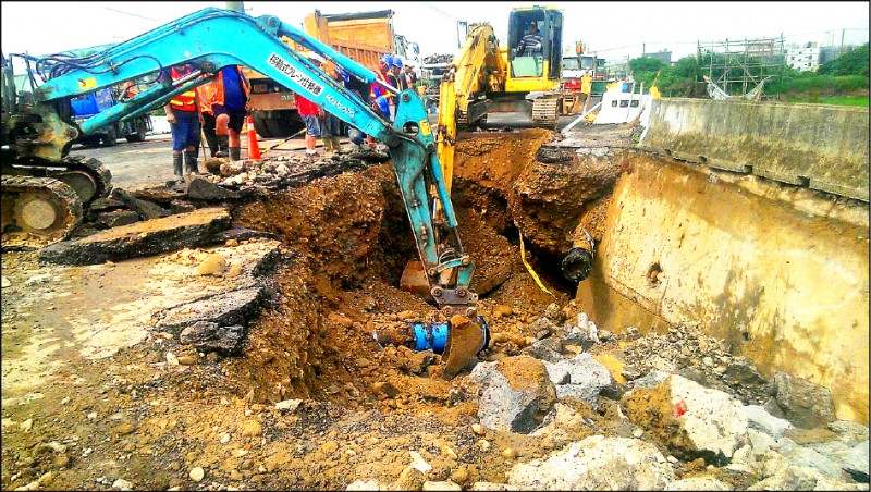 新竹縣新豐鄉坑子口橋在暴雨過後路面塌陷出現大坑洞，縣府緊急搶修後，已於18日深夜開放單線通車。（新竹縣政府提供）