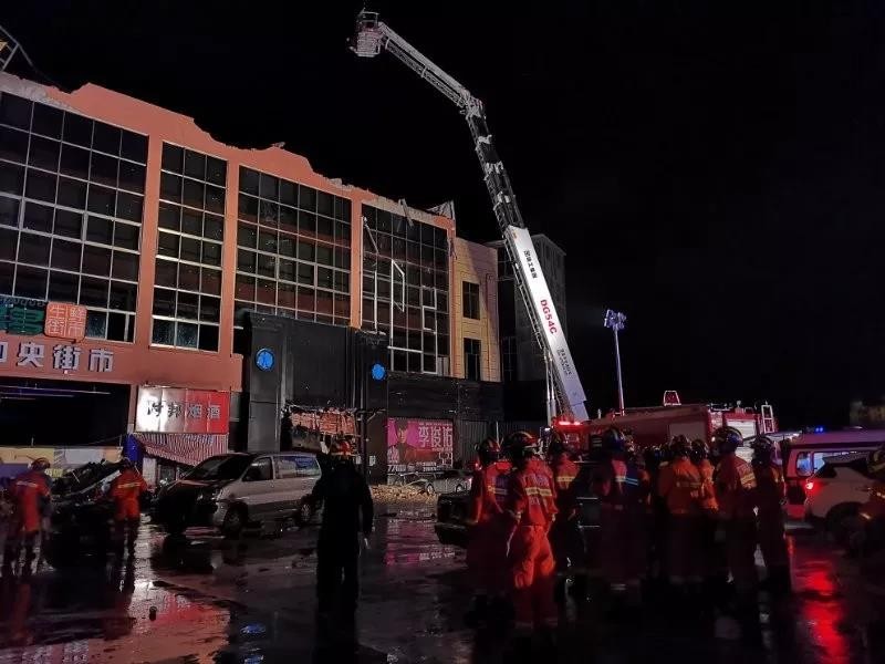 中國廣西百色市酒吧屋頂倒塌，1死77傷，現場仍在救援中。（圖擷取自網路）