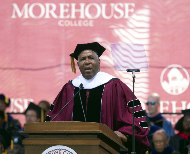 億萬富翁史密斯（Robert F. Smith）在非裔學校莫爾豪斯學院（Morehouse College）的畢業典禮上，宣布他會為396名學生支付4000萬美元（約新台幣12.5億元）的學貸。（美聯社）