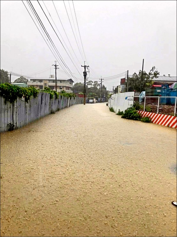 台北市士林北投區昨早受鋒面影響出現強降雨，造成多處積淹水，士林北投科技園區開發工程所在地的洲美里第九、十鄰低窪地區泥水汪洋一片。（民眾提供）