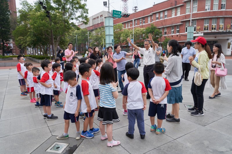 交通部路口慢看停舞蹈點名副市長沈慧虹與東門國小學童們活力參戰。（市府提供）