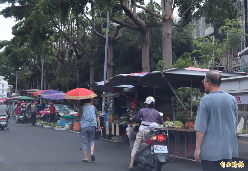 潭子區復興街攤販長期佔用停車格營業，造成民眾停車不便。（記者歐素美攝）