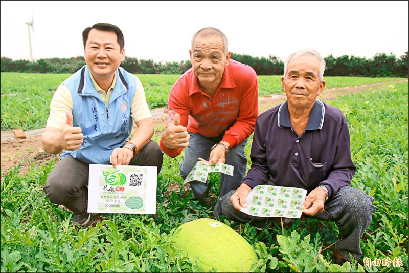 後龍鎮長朱秋隆（左）呼籲瓜農盡速向公所申請防偽標章，讓後龍西瓜在市場銷售上獲得保障。（記者鄭名翔攝）