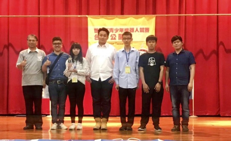機器人世界盃青少年組台灣徵選賽，獲得跳舞機器人高級組第一名有詹于萱（左3）、洪彥翔（右2）、李國豪（右3）及鄭陳詮（左4）。（新竹市政府提供）
