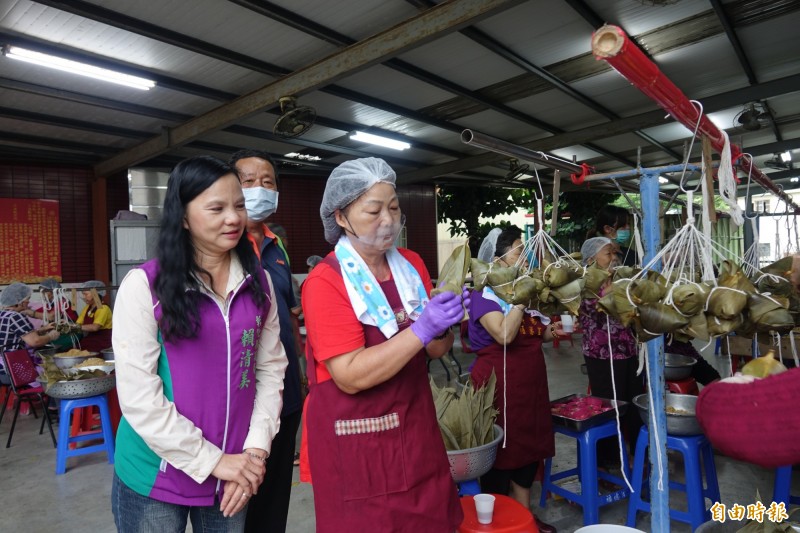 彰化伸港福德宮的志工媽媽，戴網帽、透明口罩，讓縣議員賴清美（圖左）都稱讚不已。（記者劉曉欣攝）