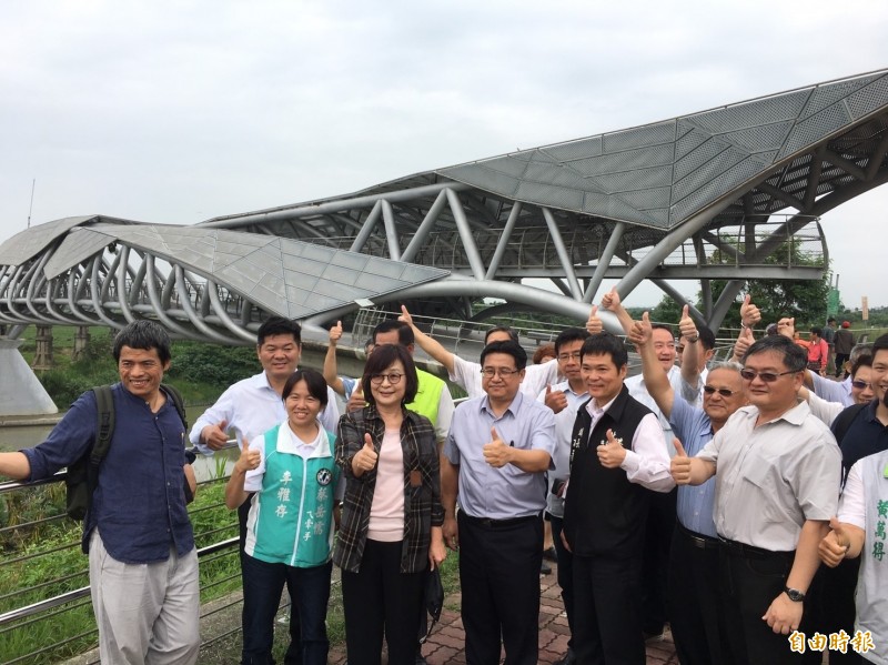 營建署長吳欣修（前排左四）場勘北港女兒橋，立委蘇治芬（前排左三）及北港鎮長蕭永義（前排左五）都陪同。（記者廖淑玲攝）