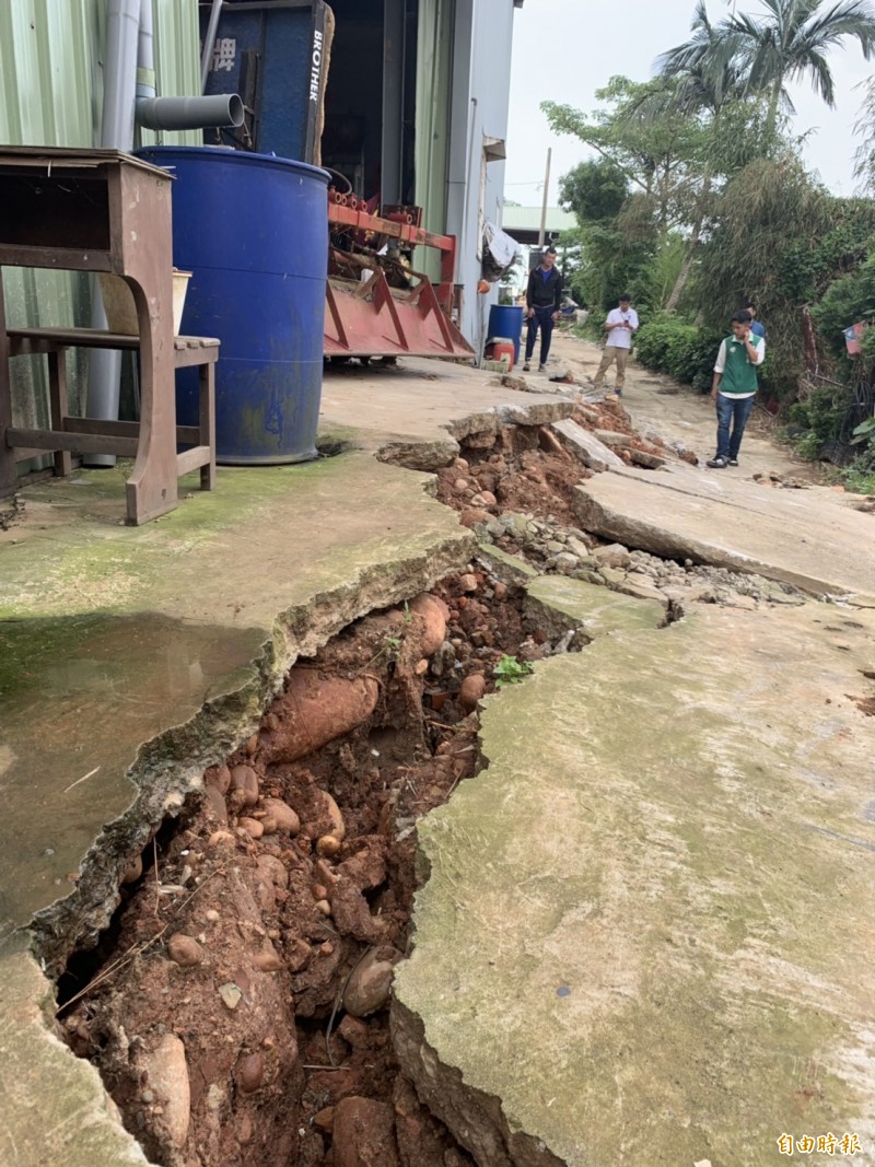 上週五強降雨，洽溪旁護岸出現一道40公尺長裂痕，怵目驚心。（記者許倬勛攝）