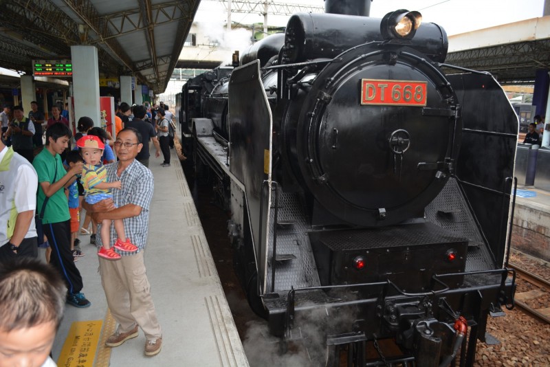 台鐵史上最大噸位「蒸汽火車之王」DT668，過去現身彰化站時引起轟動。（記者湯世名翻攝）