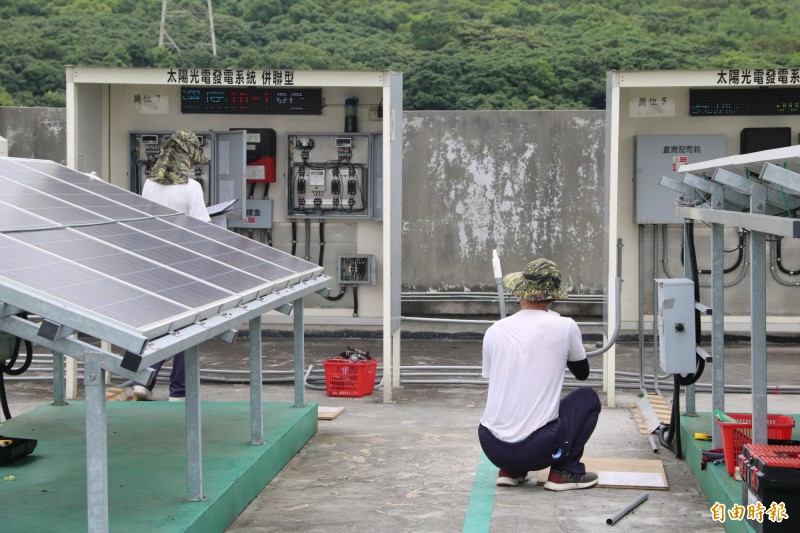 台中監獄受刑人到弘光科技大學接受太陽光電乙級技術士培訓。（記者歐素美攝）