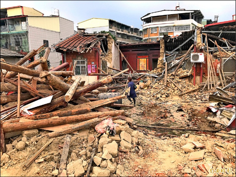 約兩百年歷史的劉家古厝突遭拆除成為廢墟。（記者洪臣宏攝）