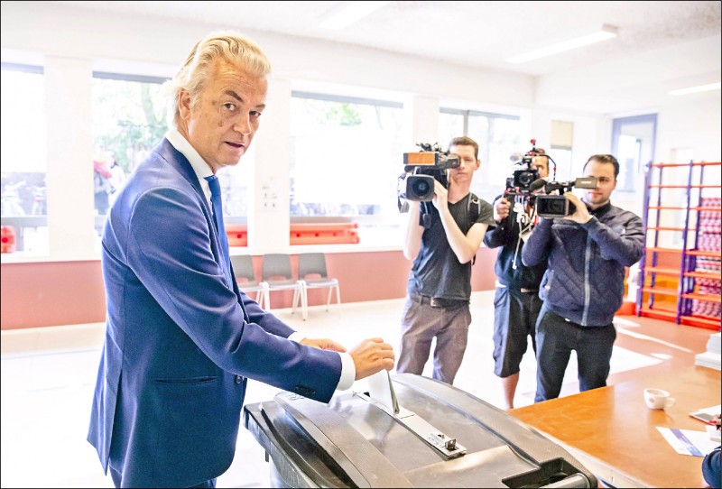 荷蘭反歐盟、反伊斯蘭的自由黨黨魁韋德斯（Geert Wilders）在海牙投票。（歐新社）