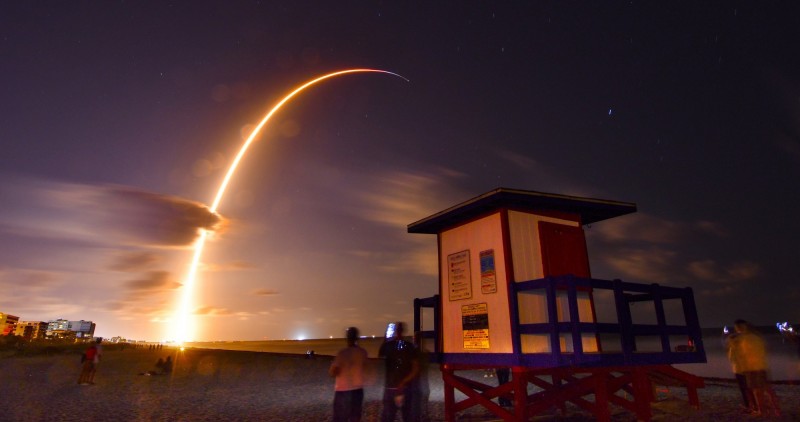 航太公司「SpaceX」今（24）日台灣時間上午10點30分，發射裝載60枚衛星的獵鷹火箭。（美聯社）