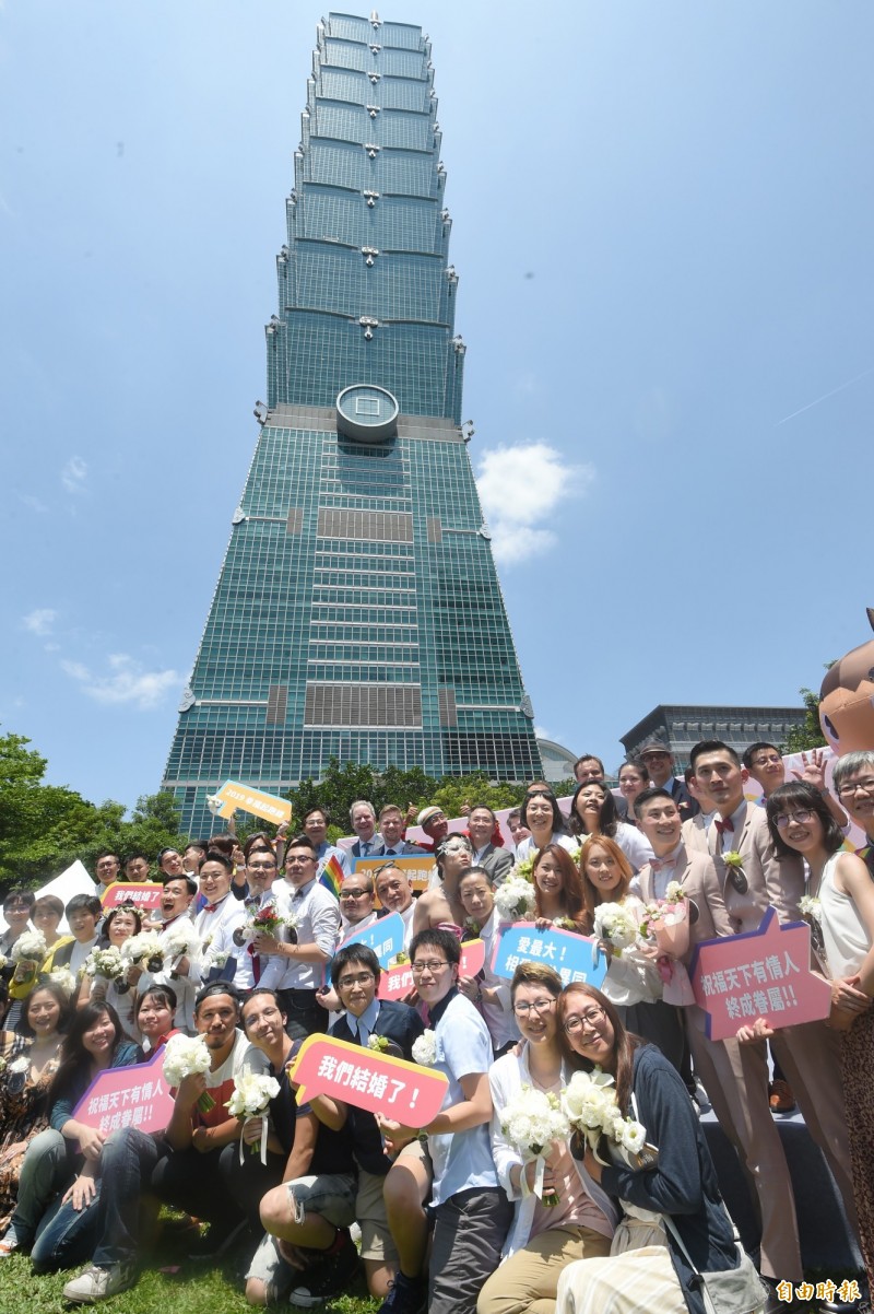 同婚登記首日，各地紛紛傳來「喜訊」，移民署台北市服務站今日也受理了第1對國人與南非籍同性配偶申請依親居留。（記者方賓照攝）