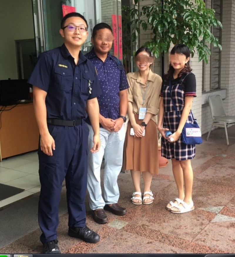 北市警察局中山分建國派出所警員丁昇重與泰國遊客合影。（記者劉慶侯翻攝）