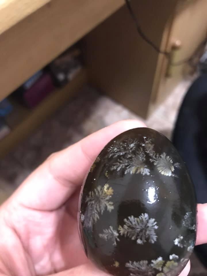 網友表示自己剝開一顆皮蛋的蛋殼後，發現裡面刻著如雪花、松葉般「超美的」刻紋。（擷取自爆廢公社）