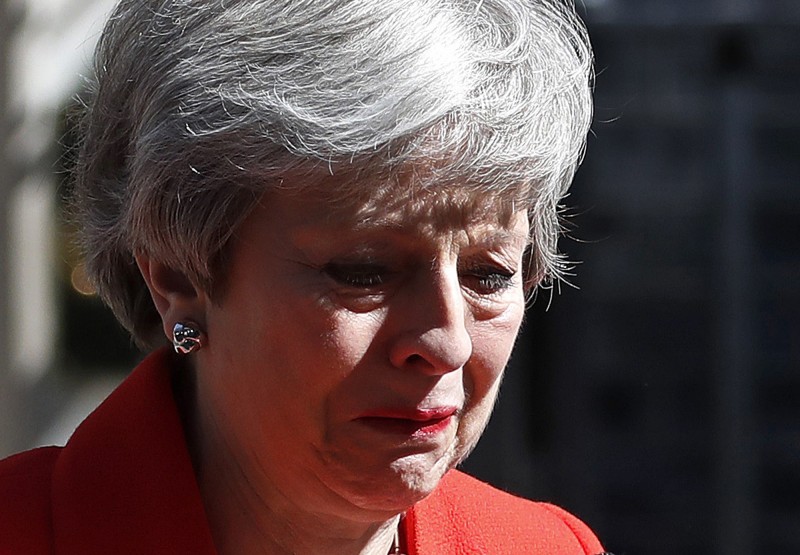 英國首相梅伊（Theresa May）24日在唐寧街10號首相官邸外，語帶哽咽地宣布，將在下月7日辭去保守黨黨魁及首相職務。（美聯社）