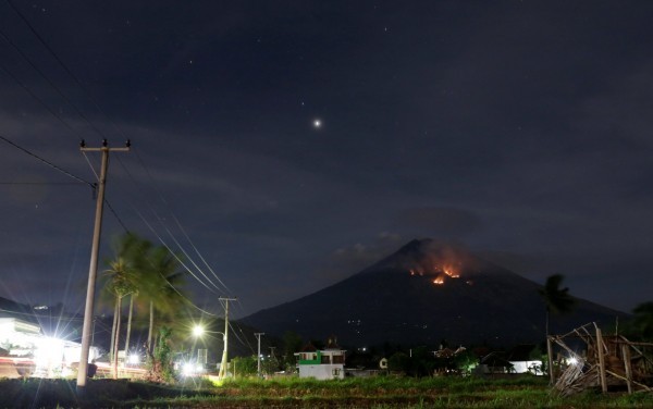 圖為2018年阿貢火山噴發畫面。（路透）