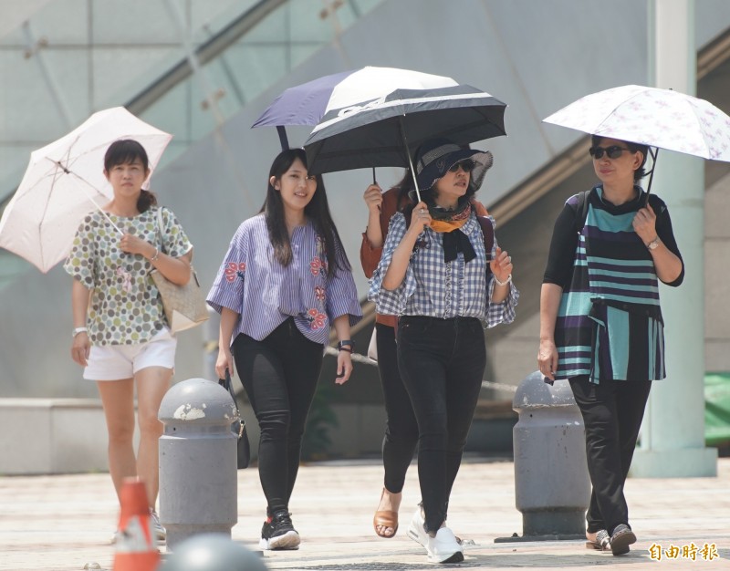 中央氣象局指出，今天（25日）東半部不時有局部短暫陣雨，西半部則為多雲到晴，局部地區有午後短暫雷陣雨。（資料照）