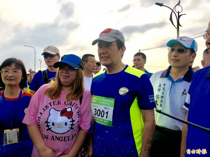 前總統（右二）馬英九今天一大清早到竹圍漁港，參加公益路跑，許多民眾看到野生馬英九，爭相合影、拍照、簽名。（記者魏瑾筠攝）