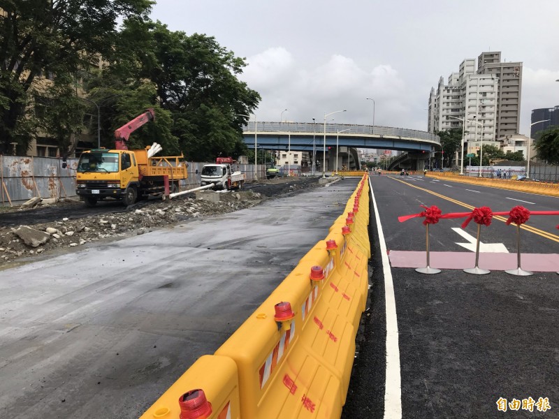 高雄左營地下道回填平面化啓用，被爆側溝、人行道未完工搶通車作秀。（記者黃良傑攝）