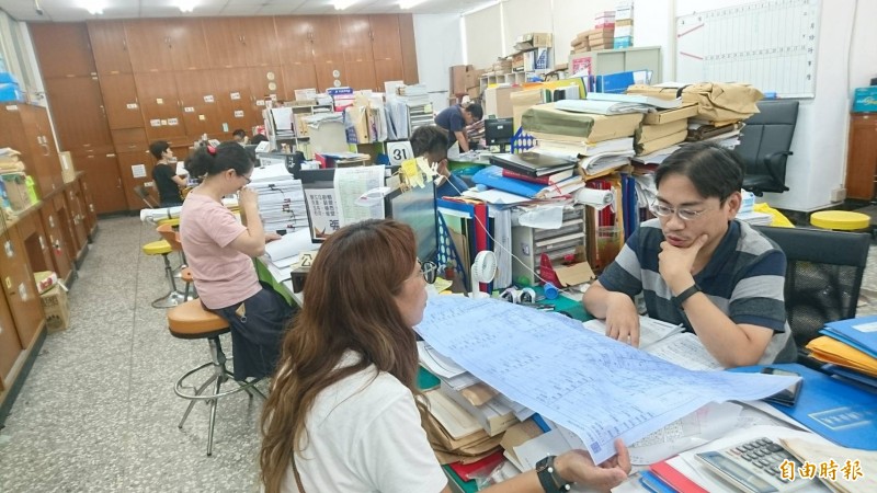 台南市工務局除將建置「建管便民服務資訊網」APP，也計畫推出無紙審照系統，讓相關申請程序更透明，並提高行政效率。（記者劉婉君攝）